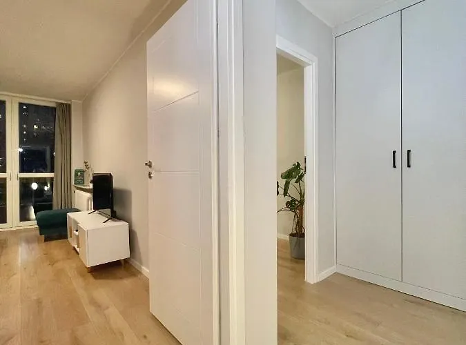 Przy Atrium, Stacja Metra Rondo Onz * Varsó